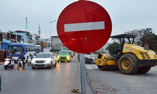 Để phục vụ dự án xây cầu vượt An Dương - Thanh Niên, cuối tháng 10, đơn vị thi công đã cho rào chắn tạo công trường trên đường Yên Phụ và Nghi Tàm. Cơ quan chức năng cắm các biển cấm, tổ chức phân luồng đường một chiều mới trên phố Nghi Tàm. Để phục vụ dự án xây cầu vượt An Dương - Thanh Niên, cuối tháng 10, đơn vị thi công đã cho rào chắn tạo công trường trên đường Yên Phụ và Nghi Tàm. Cơ quan chức năng cắm các biển cấm, tổ chức phân luồng đường một chiều mới trên phố Nghi Tàm.