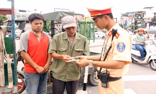 Cong an thu giu 400 xe ba banh vi pham giao thong, gia thuong binh