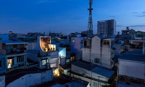 Nằm giữa khu phố đông đúc tại TP HCM, ngôi nhà ống nổi bật với thiết kế mái uốn cong mới lạ.