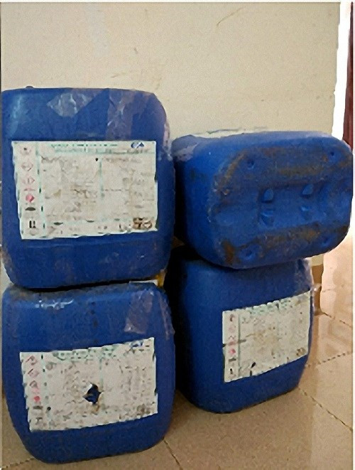 Thùng hóa chất không rõ nguồn gốc được chủ cơ sở dùng tẩm ướp cá hấp. Thùng hóa chất không rõ nguồn gốc được chủ cơ sở dùng tẩm ướp cá hấp.