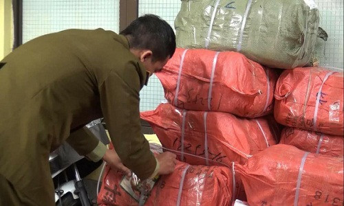 Cả tấn bao bì không rõ nguồn gốc bị phát hiện. Cả tấn bao bì không rõ nguồn gốc bị phát hiện.