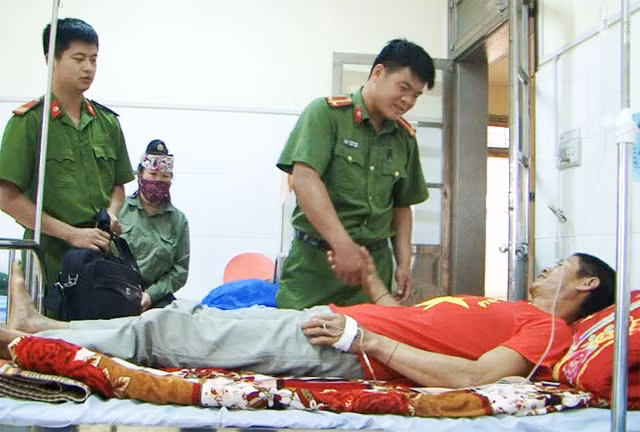 Ngat khi do nhay xuong gieng cuu lon o Dien Bien-Hinh-2