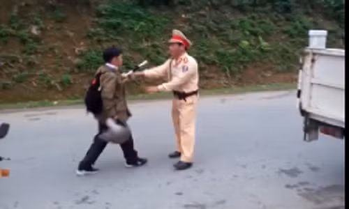 Vi pham giao thong, tai xe cam mu bao hiem doa danh canh sat