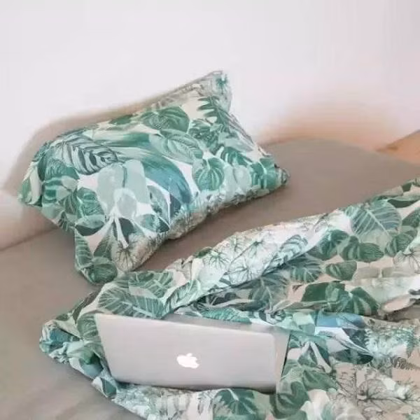 Giường ngủ ấm cúng với bộ chăn ga họa tiết nổi bật, cá tính.