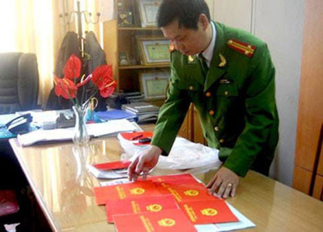 Một số sổ đỏ giả Công an Hà Nội thu giữ trong một vụ án lừa đảo. Một số sổ đỏ giả Công an Hà Nội thu giữ trong một vụ án lừa đảo.