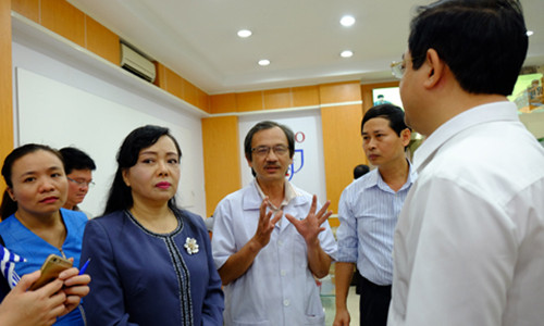 Bộ trưởng Bộ Y tế Nguyễn Thị Kim Tiến kiểm tra một số phòng khám có yếu tố nước ngoài tại TP.HCM. Bộ trưởng Bộ Y tế Nguyễn Thị Kim Tiến kiểm tra một số phòng khám có yếu tố nước ngoài tại TP.HCM.