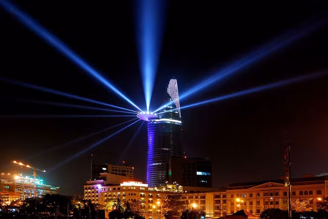 Ngam nhung toa nha cao oc huyen ao trong dem o Viet Nam-Hinh-2