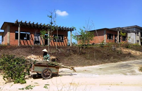 Nhiều dãy nhà trong Khu Du lịch Thiên Đàng bỏ hoang. Nhiều dãy nhà trong Khu Du lịch Thiên Đàng bỏ hoang.