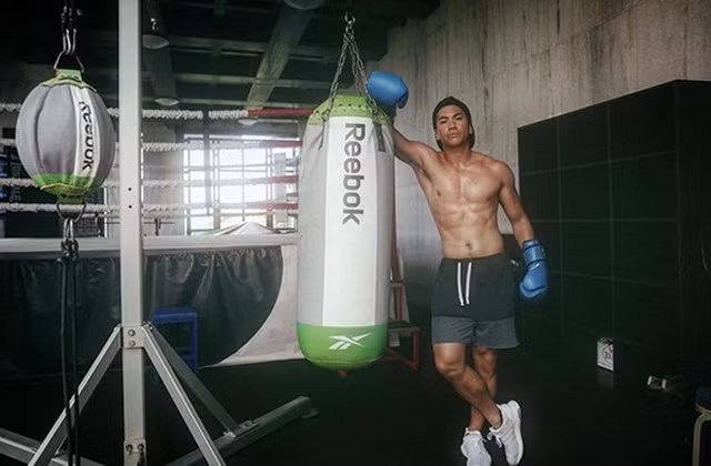 Không chỉ thích bóng đá, bơi lội, hoàng tử Mateen còn học đấm bốc, Muay Thái, bóng chày, trượt tuyết, chèo thuyền, lặn biển…Anh từng đại diện cho Brunei tham gia thi đấu môn Polo tại SEA Games 29, diễn ra ở Malaysia vào đầu năm 2017.