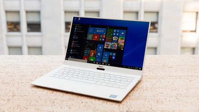 Dell XPS 13 (2018) là máy tính siêu di động nhỏ nhất trên thế giới (13,3 inch), với màn hình gần như liền cạnh, cổng Thunderbolt 3/USB-C và chip thế hệ thứ 8 của Intel mang lại hiệu suất mạnh mẽ và tuổi thọ pin cực bền.