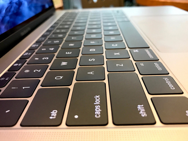 Apple đang bị hàng loạt người dùng MacBook kiện vì lỗi bàn phím dạng butterfly gặp vấn đề nghiêm trọng. Apple đang bị hàng loạt người dùng MacBook kiện vì lỗi bàn phím dạng butterfly gặp vấn đề nghiêm trọng.