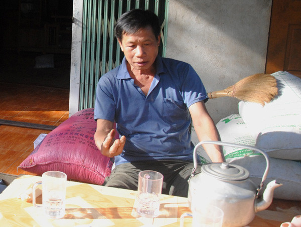 "Lê rắn" chia sẻ với phóng viên về quá trình cứu người bị rắn cắn. Ảnh: Kế Phan. "Lê rắn" chia sẻ với phóng viên về quá trình cứu người bị rắn cắn. Ảnh: Kế Phan.