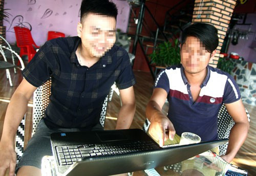 Anh Nguyễn Hữu Lộc (áo đen; ngụ xã Lộc Đức, huyện Bảo Lâm) hướng dẫn cách chơi tiền ảo qua máy tính. Anh Nguyễn Hữu Lộc (áo đen; ngụ xã Lộc Đức, huyện Bảo Lâm) hướng dẫn cách chơi tiền ảo qua máy tính.