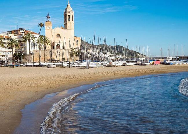 Khách sạn 4 sao nằm ngay gần bờ biển và thị trấn biển của Sitges, cách Barcelona 40km. Khách sạn 4 sao nằm ngay gần bờ biển và thị trấn biển của Sitges, cách Barcelona 40km.