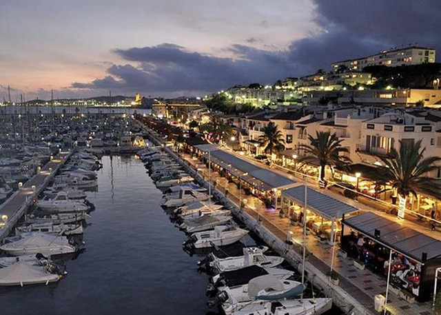 Khi hoàng hôn buông, khung cảnh ở thị trấn biển Sitges càng thêm thơ mộng. Khi hoàng hôn buông, khung cảnh ở thị trấn biển Sitges càng thêm thơ mộng.