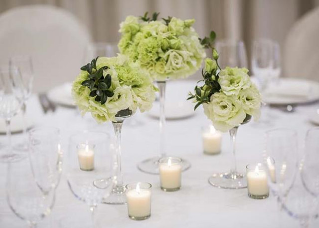 Bàn ăn lãng mạn với nến và hoa tươi. Bàn ăn lãng mạn với nến và hoa tươi.