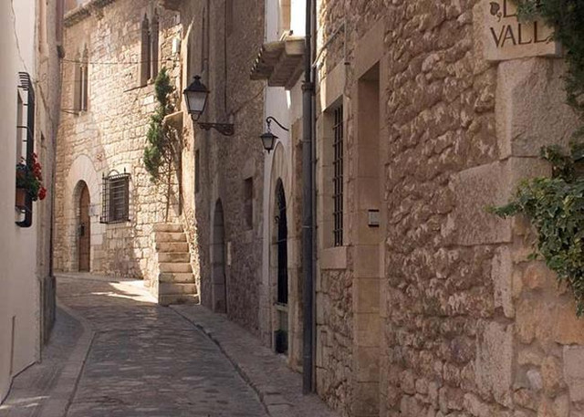 Đến đây, du khách cũng có thể thăm quan các công trình kiến trúc hấp dẫn, mang đậm phong cách Tây Ban Nha. Đến đây, du khách cũng có thể thăm quan các công trình kiến trúc hấp dẫn, mang đậm phong cách Tây Ban Nha.