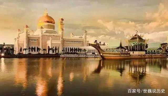 Cung điện xa hoa của ông Bolkiah có gần 1.000 gian phòng, khắp nơi trải đầy vàng bạc đá quý.