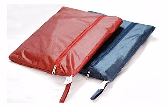 Đây chính là chiếc túi áo mưa quá đỗi quen thuộc.