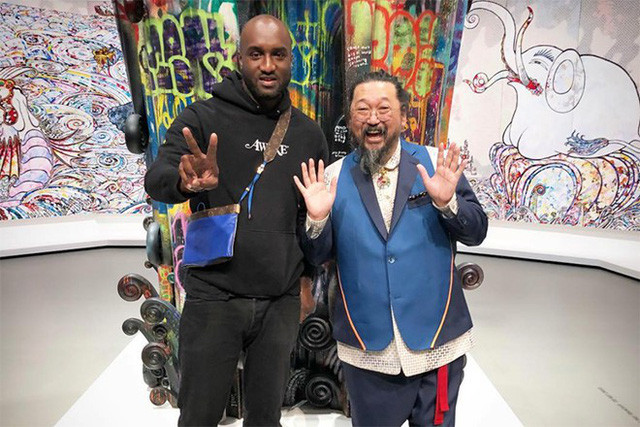 Virgil Abloh xuất hiện với mẫu túi xách đeo chéo gây tranh cãi với phom dáng kém tinh tế trông như hàng gia dụng. Virgil Abloh xuất hiện với mẫu túi xách đeo chéo gây tranh cãi với phom dáng kém tinh tế trông như hàng gia dụng.
