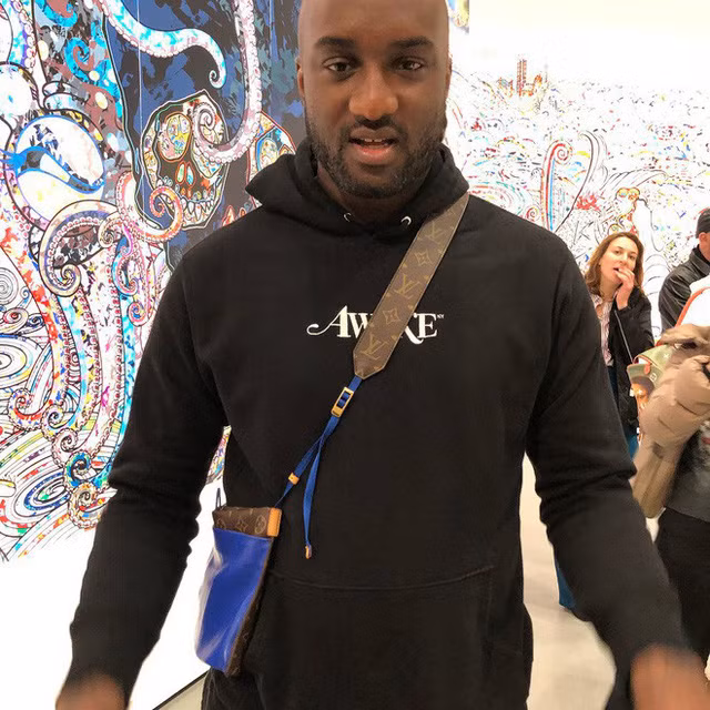 Chiếc túi là mẫu thiết kế mới nhất của Louis Vuitton với kiểu dáng túi vuông chất liệu PVC mềm mại cùng phần quai dây và viền họa tiết monogram đặc trưng của hãng.