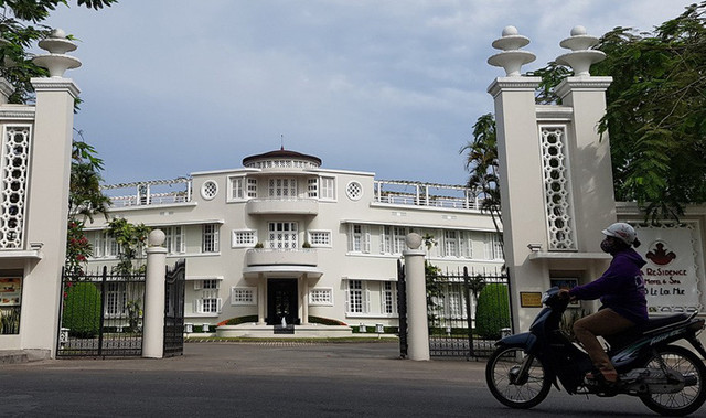 Khách sạn 5 sao La Residence ở số 5 đường Lê Lợi, hướng ra bờ sông Hương với trên khu đất “vàng” diện hơn 1,7ha. Ảnh: Tiến Long/TTO. Khách sạn 5 sao La Residence ở số 5 đường Lê Lợi, hướng ra bờ sông Hương với trên khu đất “vàng” diện hơn 1,7ha. Ảnh: Tiến Long/TTO.