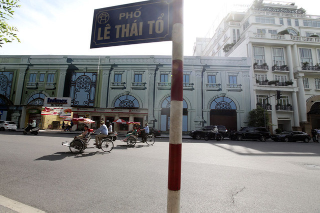 Khu đất "kim cương" 22-32 Lê Thái Tổ (sát mặt Hồ Gươm, Hà Nội) trước đây là siêu thị Intimex đang được xây dựng khách sạn cao cấp. Ảnh: Hữu Nghị.