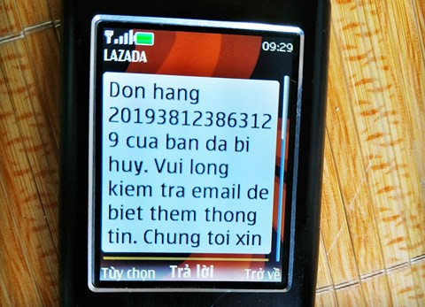 Tin nhắn hủy đơn hàng đột ngột gửi đến khách hàng Nguyễn Duy Năng. Tin nhắn hủy đơn hàng đột ngột gửi đến khách hàng Nguyễn Duy Năng.