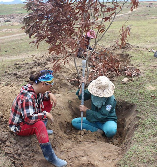 Phú Yên: Đổ xô đào loài đá đen lấp lánh dưới đáy hồ thủy điện - Hình 7 Phu Yen: Do xo dao loai da den lap lanh duoi day ho thuy dien-Hinh-7