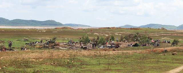 Phú Yên: Đổ xô đào loài đá đen lấp lánh dưới đáy hồ thủy điện - Hình 2 Phu Yen: Do xo dao loai da den lap lanh duoi day ho thuy dien-Hinh-2