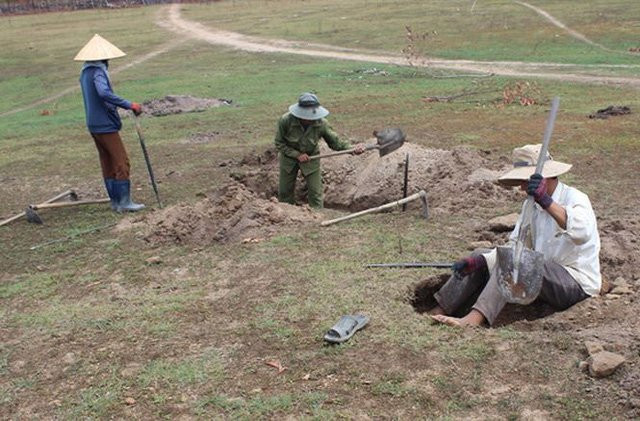 Phú Yên: Đổ xô đào loài đá đen lấp lánh dưới đáy hồ thủy điện - Hình 4 Phu Yen: Do xo dao loai da den lap lanh duoi day ho thuy dien-Hinh-4