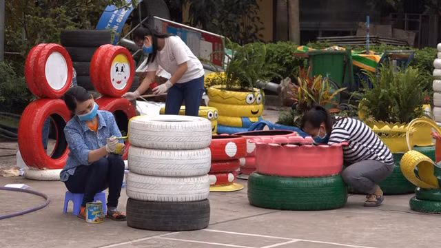 Quét nước sơn lên vỏ xe ô tô.