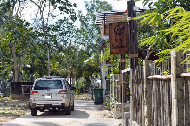 Xe biển kiểm soát Hà Nội đỗ trước các khu đất, ngôi nhà.