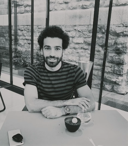 Thật khó có thể nhận ra chính xác Mohamed Salah đang sử dụng chính xác chiếc smartphone nào thông qua hình ảnh này. Tuy nhiên gần như chắc chắn đó là một chiếc iPhone. Một số nguồn tin cho rằng nam cầu thủ tài năng đang có một chiếc iPhone 8. Thật khó có thể nhận ra chính xác Mohamed Salah đang sử dụng chính xác chiếc smartphone nào thông qua hình ảnh này. Tuy nhiên gần như chắc chắn đó là một chiếc iPhone. Một số nguồn tin cho rằng nam cầu thủ tài năng đang có một chiếc iPhone 8.