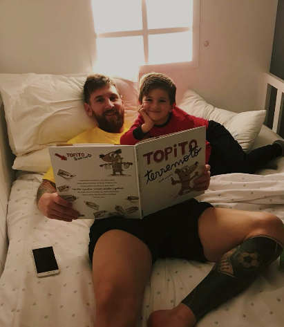 Lionel Messi được cho là đang dùng một chiếc Huawei P10 Plus. Đây cũng là điều dễ hiểu bởi siêu cầu thủ người Argentina đang là đại sứ toàn cầu của Huawei. Lionel Messi được cho là đang dùng một chiếc Huawei P10 Plus. Đây cũng là điều dễ hiểu bởi siêu cầu thủ người Argentina đang là đại sứ toàn cầu của Huawei.