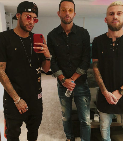 Neymar Jr. chọn cho mình chiếc iPhone X với ốp lưng trơn màu đỏ. Neymar Jr. chọn cho mình chiếc iPhone X với ốp lưng trơn màu đỏ.