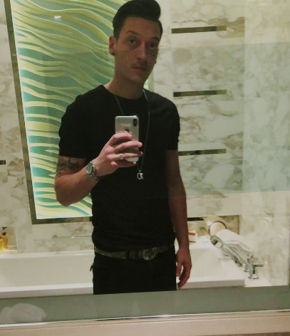 Ozil cũng dùng iPhone X. Anh chọn sử dụng một chiếc iPhone X phiên bản màu bạc. iPhone X hiện là điện thoại cao cấp nhất của Apple. Ozil cũng dùng iPhone X. Anh chọn sử dụng một chiếc iPhone X phiên bản màu bạc. iPhone X hiện là điện thoại cao cấp nhất của Apple.