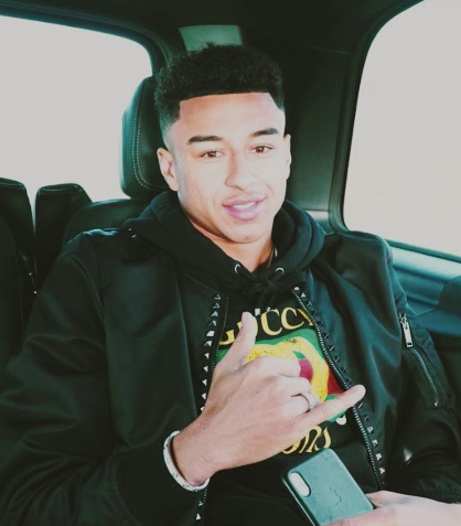 Jesse Lingard dùng iPhone X bản màu bạc. Jesse Lingard dùng iPhone X bản màu bạc.