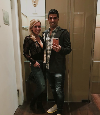 Tiền đạo đội tuyển Uruguay đang sử dụng điện thoại iPhone 8 Plus cùng một chiếc ốp lưng trơn màu. Tiền đạo đội tuyển Uruguay đang sử dụng điện thoại iPhone 8 Plus cùng một chiếc ốp lưng trơn màu.