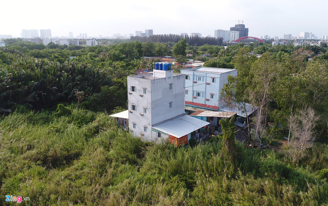 Bên cạnh đó là một số khu nhà trọ được xây còn khá mới, xung quanh cây cối, lau sậy um tùm. Bà Nguyễn Thị Như Loan, Chủ tịch HĐQT Quốc Cường Gia Lai, cho biết dự án đầu tư trên diện tích 92 ha và mới đền bù được hơn 90%.