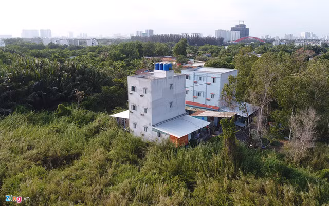 Bên cạnh đó là một số khu nhà trọ được xây còn khá mới, xung quanh cây cối, lau sậy um tùm. Bà Nguyễn Thị Như Loan, Chủ tịch HĐQT Quốc Cường Gia Lai, cho biết dự án đầu tư trên diện tích 92 ha và mới đền bù được hơn 90%.