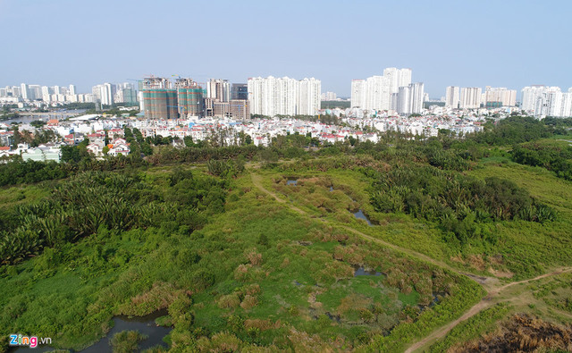 Đây được xem là dự án có quỹ đất lớn nhất của doanh nghiệp này, nhưng sau gần 10 năm vẫn là khu đất trống hoang vu nằm cạnh những khu dân cư, dự án nhà ở mọc lên như nấm xung quanh.