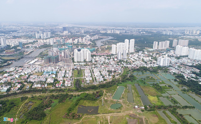 Khu đất này đã được giao gần 10 năm nay, nằm cách đường Nguyễn Hữu Thọ khoảng hơn 2 km, nơi dự án nhà cao tầng đang mọc lên dày đặc. Cách đó một con rạch là Khu đô thị Phú Mỹ Hưng hiện đại.