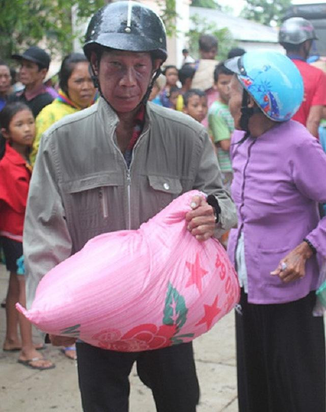 Ngay sau khi nhận tiền, gia đình chị Đào đã giúp đỡ những người khó khăn, bất hạnh. Ngay sau khi nhận tiền, gia đình chị Đào đã giúp đỡ những người khó khăn, bất hạnh.