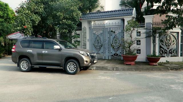 Ô tô trị giá 2,6 tỷ đồng của gia đình anh Dũng. Ô tô trị giá 2,6 tỷ đồng của gia đình anh Dũng.