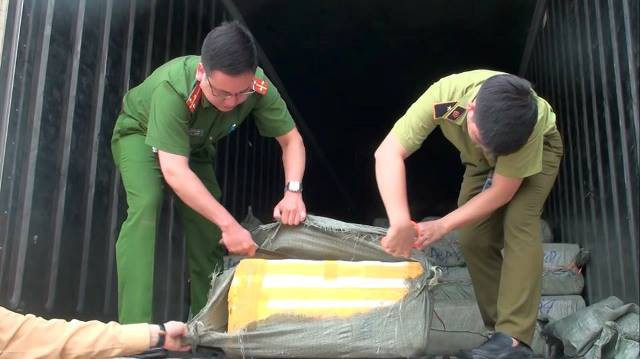 215 thùng xốp chưa nầm lợn bốc mùi hôi thối rất khó chịu. 215 thùng xốp chưa nầm lợn bốc mùi hôi thối rất khó chịu.