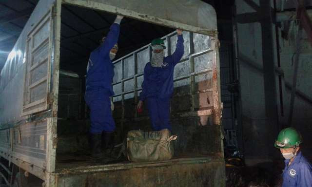 Các thùng thực phẩm được chuyển lên đường ray đưa vào lò tiêu hủy theo quy trình hết sức nghiêm ngặt. Các thùng thực phẩm được chuyển lên đường ray đưa vào lò tiêu hủy theo quy trình hết sức nghiêm ngặt.