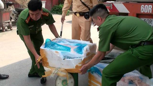 15 hộp xốp chứa hơn 11 tấn sản phẩm nội tạng động vật nằm trong thùng xe. 15 hộp xốp chứa hơn 11 tấn sản phẩm nội tạng động vật nằm trong thùng xe.