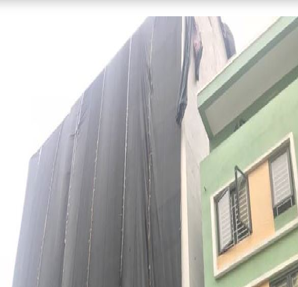 Tòa nhà đồ sộ ở 107-109 ngõ 360 Xã Đàn đang che lưới để hoàn thiện, dù bị "cắt ngọn", nhưng người dân ở đây cho rằng, nó vẫn khác lạ so với giấy phép được cấp. Điều đáng nói, công trình sai phép khủng này ngay cạnh trụ sở của Đội Thanh tra xây dựng quận Đống Đa. Tòa nhà đồ sộ ở 107-109 ngõ 360 Xã Đàn đang che lưới để hoàn thiện, dù bị "cắt ngọn", nhưng người dân ở đây cho rằng, nó vẫn khác lạ so với giấy phép được cấp. Điều đáng nói, công trình sai phép khủng này ngay cạnh trụ sở của Đội Thanh tra xây dựng quận Đống Đa.