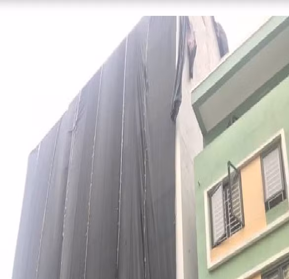 Tòa nhà đồ sộ ở 107-109 ngõ 360 Xã Đàn đang che lưới để hoàn thiện, dù bị "cắt ngọn", nhưng người dân ở đây cho rằng, nó vẫn khác lạ so với giấy phép được cấp. Điều đáng nói, công trình sai phép khủng này ngay cạnh trụ sở của Đội Thanh tra xây dựng quận Đống Đa.